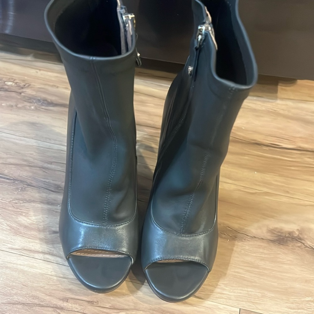 Gorgeous and absolutely stylish olive green booties size 8❤️